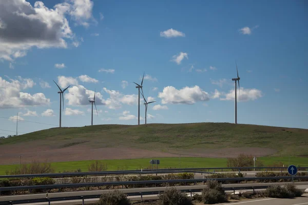 雲に囲まれたフィールドの真ん中で動作する風力タービンのグループ エネルギー概念 再生可能エネルギー 生態系 — ストック写真