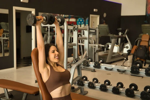 Joven Hermosa Mujer Realizando Ejercicios Hombro Con Pesas Gimnasio Concepto — Foto de Stock