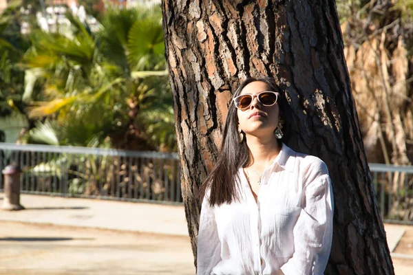 Young Beautiful Woman South American Sunglasses White Shirt Leaning Trunk — 스톡 사진
