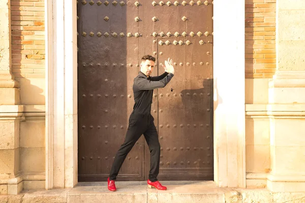 Retrato Jovem Espanhol Vestindo Camisa Preta Calças Com Sapatos Vermelhos — Fotografia de Stock