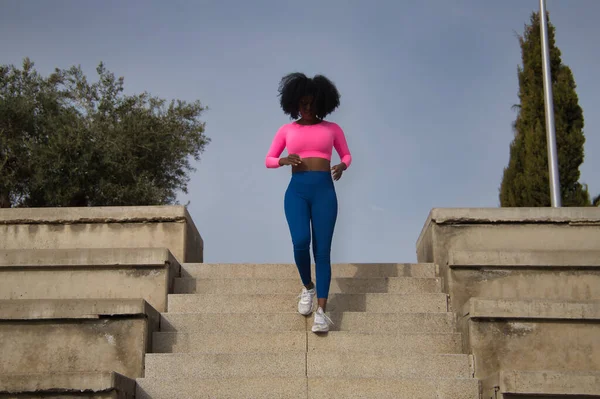 Афроамериканка Афроволосами Спортивной Одеждой Флуоресцентной Розовой Футболкой Леггинсами Бегающая Вверх — стоковое фото