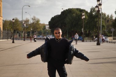 İkili olmayan, genç ve Güney Amerikalı, aşırı makyajlı, tamamen siyah giyinmiş, Avrupa 'da tatilde poz veriyor. Kavram kraliçesi, lgbtq +, gurur, nonoş.