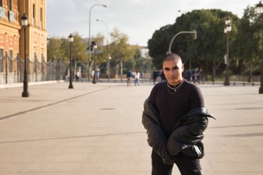 İkili olmayan, genç ve Güney Amerikalı, aşırı makyajlı, tamamen siyah giyinmiş, Avrupa 'da tatilde poz veriyor. Kavram kraliçesi, lgbtq +, gurur, nonoş.