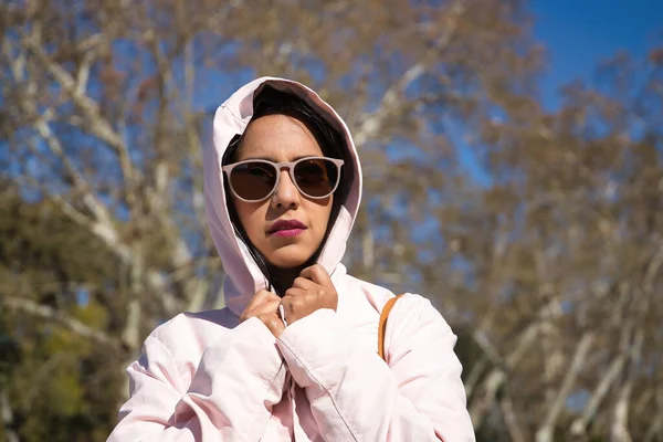 Young Beautiful South American Woman Pink Hooded Jacket Her Head — Stock fotografie