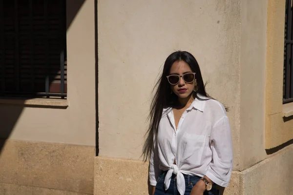 Retrato Mulher Sul Americana Jovem Bonita Camisa Branca Jeans Óculos — Fotografia de Stock