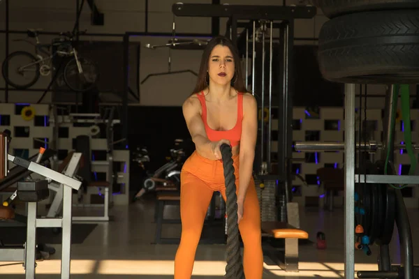 Joven Hermosa Mujer Realizando Ejercicios Brazo Con Cuerdas Gruesas Gimnasio — Foto de Stock