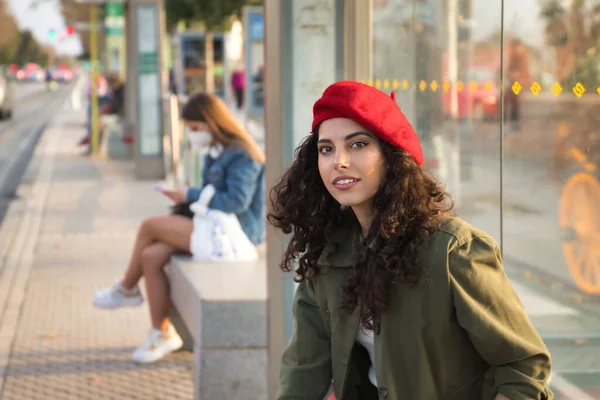 Портрет Молодой Красивой Женщины Брюнетки Вьющимися Волосами Зеленой Куртке Красном — стоковое фото
