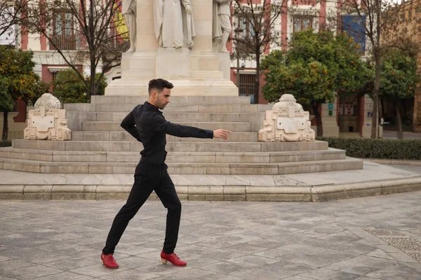Jovem Espanhol Vestido Camisa Preta Calças Com Sapatos Dança Vermelha — Fotografia de Stock