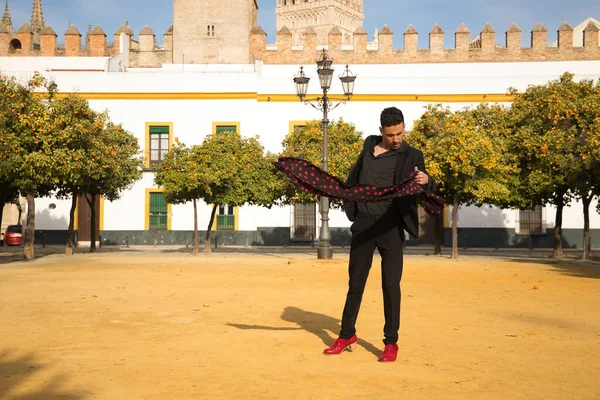 Νεαρός Ισπανός Μαύρο Πουκάμισο Σακάκι Και Παντελόνι Κόκκινα Παπούτσια Χορού — Φωτογραφία Αρχείου