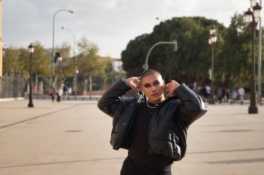 İkili olmayan, genç ve Güney Amerikalı, aşırı makyajlı, tamamen siyah giyinmiş, Avrupa 'da tatilde poz veriyor. Kavram kraliçesi, lgbtq +, gurur, nonoş.