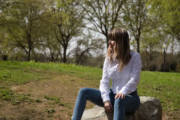 Genç Güzel Beyaz Gömlekli Kot Pantolonlu Sarışın Bir Kadın Parkın — Stok fotoğraf