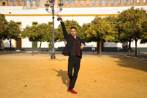Jovem Espanhol Vestindo Camisa Preta Jaqueta Calças Sapatos Dança Vermelha — Fotografia de Stock