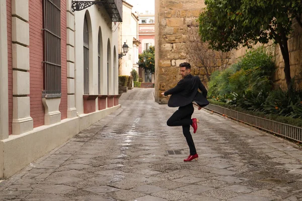 Fiatal Spanyol Férfi Fekete Ingben Dzsekiben Nadrágban Piros Tánccipőben Flamenco — Stock Fotó