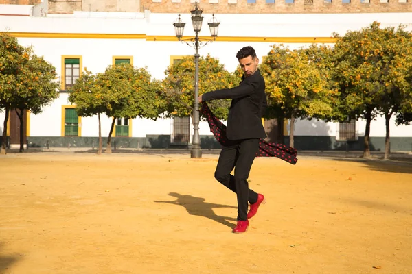 Jovem Espanhol Camisa Preta Jaqueta Calça Com Sapatos Dança Vermelha — Fotografia de Stock