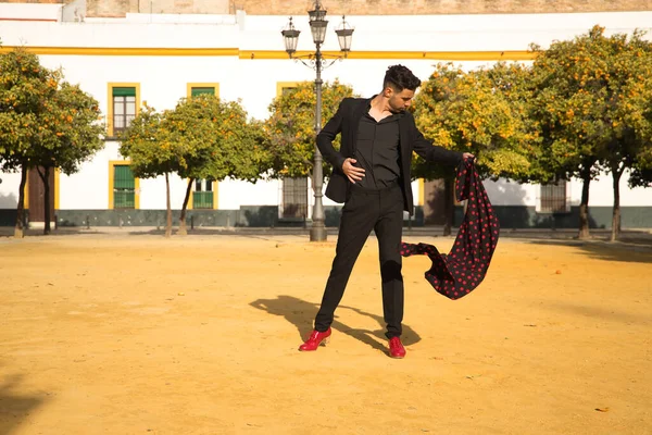 Jovem Espanhol Camisa Preta Jaqueta Calça Com Sapatos Dança Vermelha — Fotografia de Stock