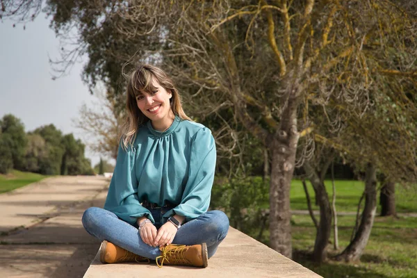 Giovane Bella Bionda Donna Camicia Verde Jeans Stivali Marroni Seduta — Foto Stock