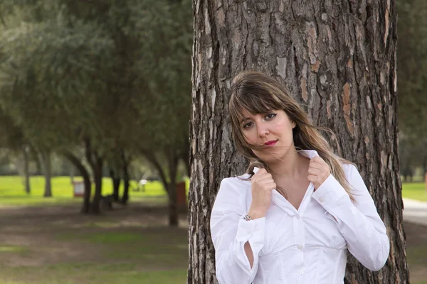 Ritratto Giovane Bella Donna Bionda Camicia Bianca Che Stringe Risvolti — Foto Stock