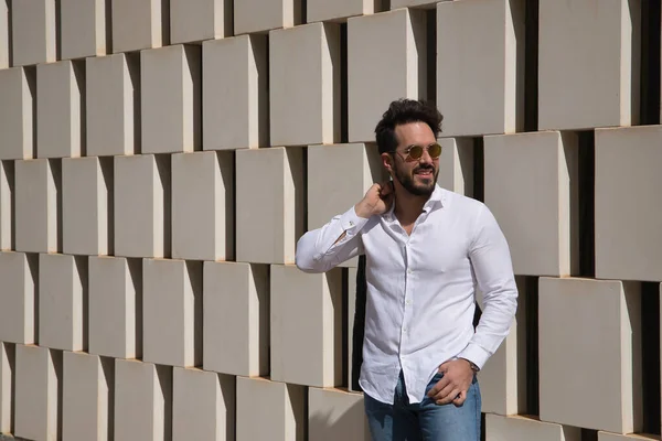 Joven Guapo Con Barba Gafas Sol Chaqueta Cuero Espada Camisa —  Fotos de Stock