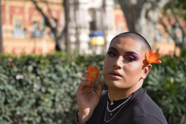 Portrét Nebinárního Člověka Mladého Jihoamerického Silně Tvoří Krásnou Květinou Umístěnou — Stock fotografie