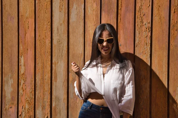 Mulher Jovem Bonita Sul Americana Com Camisa Nós Brancos Óculos — Fotografia de Stock