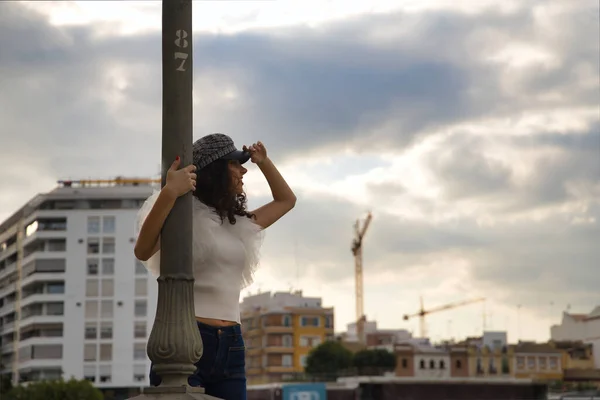 Mulher Jovem Bonita Morena Com Cabelo Encaracolado Vestindo Camisa Branca — Fotografia de Stock