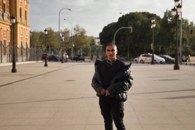 İkili olmayan, genç ve Güney Amerikalı, aşırı makyajlı, tamamen siyah giyinmiş, Avrupa 'da tatilde poz veriyor. Kavram kraliçesi, lgbtq +, gurur, nonoş.