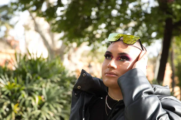 Retrato Persona Binaria Joven Sudamericano Fuertemente Maquillada Pensativa Con Gafas — Foto de Stock