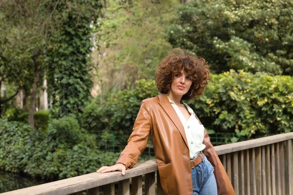 Mature Attractive Woman Curly Brown Hair Wearing Brown Leather Jacket — Foto Stock