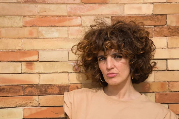 Portrait Mature Attractive Woman Curly Brown Hair Brown Shirt Brick — Stock fotografie
