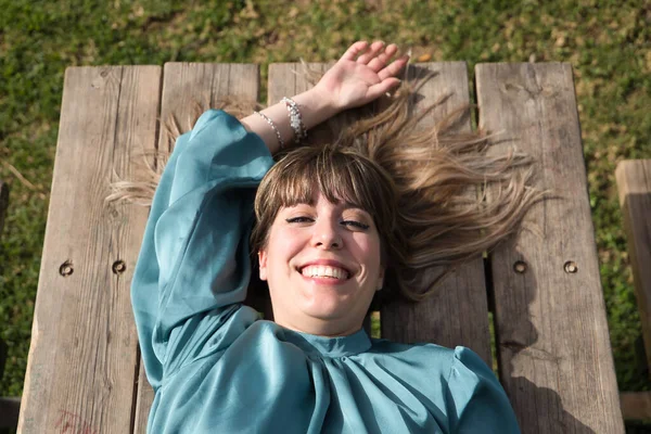 Portrait Young Beautiful Blonde Woman Green Shirt Smiling Happily Lying — Foto Stock