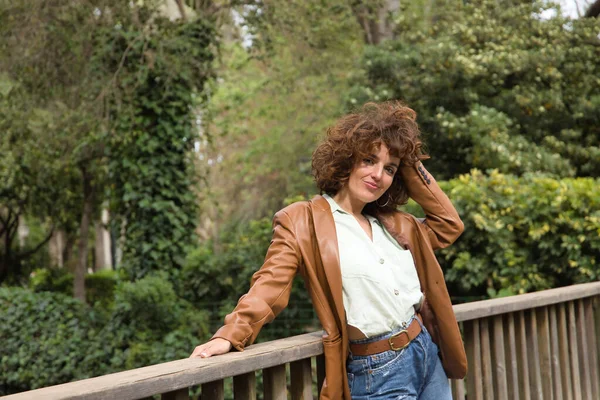 Mature Attractive Woman Curly Brown Hair Wearing Brown Leather Jacket — Foto Stock