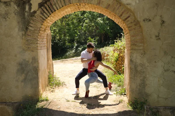 Attraktive Junge Paare Tanzen Sinnliche Bachata Unter Einem Uralten Steinbogen — Stockfoto