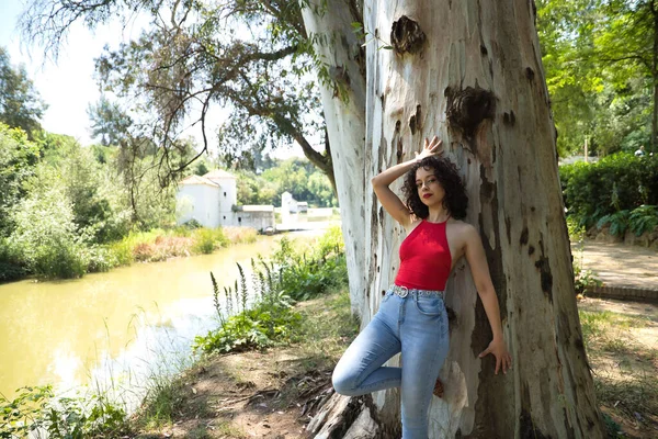 Young Attractive Brunette Woman Curly Hair Red Shirt Jeans Leaning — Fotografia de Stock