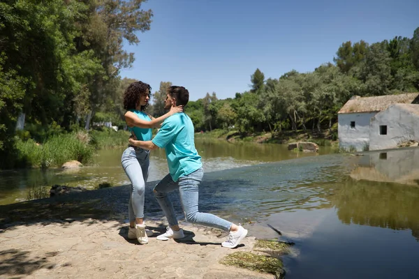 Aantrekkelijk Jong Koppel Dansend Sensuele Bachata Een Stenen Vloer Een — Stockfoto