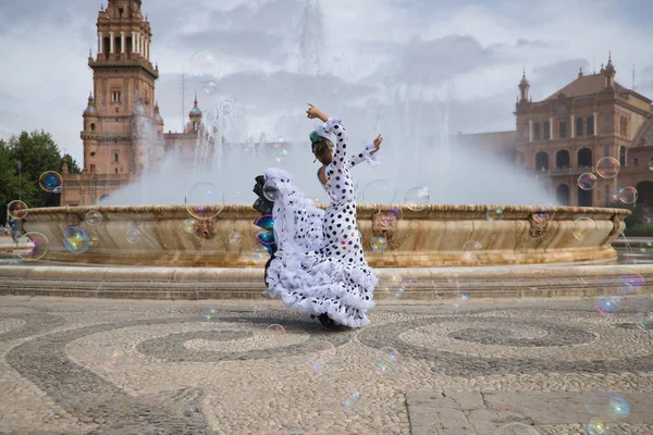 Jovem Adolescente Terno Branco Com Bolinhas Pretas Dançando Flamenco Frente — Fotografia de Stock