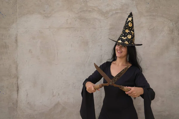 Woman Black Witch Suit Hat Huge Pruning Shears Hands Very — 스톡 사진