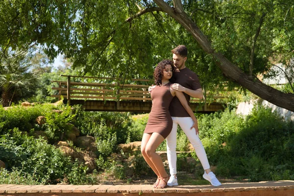 Aantrekkelijk Jong Koppel Dansend Sensuele Bachata Een Openlucht Park Omgeven — Stockfoto