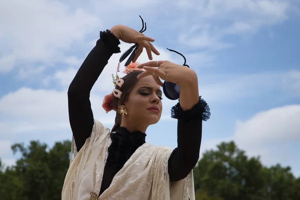 Retrato Jovem Adolescente Vestido Dança Preto Xale Branco Cravos Rosa — Fotografia de Stock