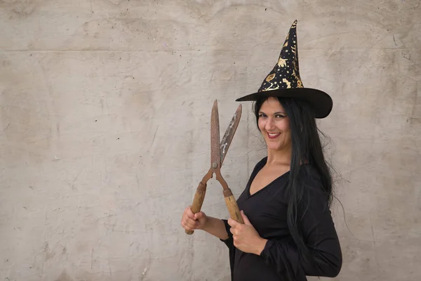 Woman Black Witch Suit Hat Huge Pruning Shears Hands Very — 스톡 사진