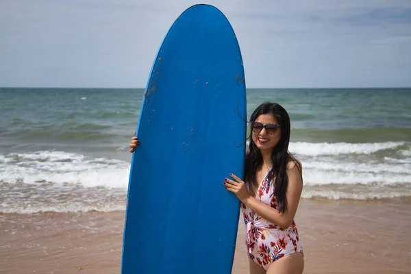 South American Woman Young Beautiful Brunette Sunglasses Swimsuit Holding Blue — Stockfoto