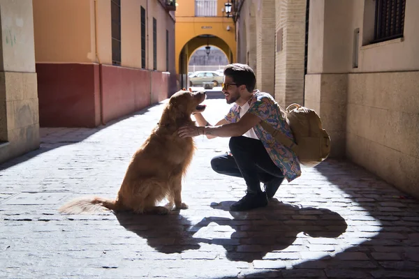 Молодой Латиноамериканец Бородой Солнцезащитными Очками Приседая Своей Собакой Гладил Солнечной — стоковое фото