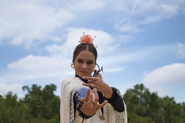 Retrato Jovem Adolescente Vestido Dança Preto Xale Branco Cravos Rosa — Fotografia de Stock