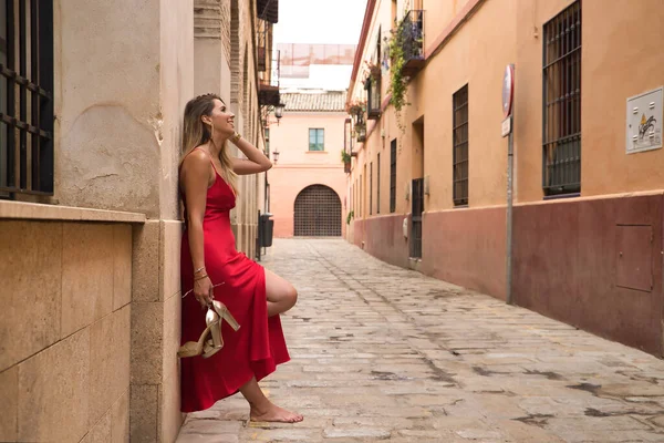 Νέα Ελκυστική Ξανθιά Γυναίκα Φοράει Ένα Κομψό Κόκκινο Φόρεμα Πάρτι — Φωτογραφία Αρχείου