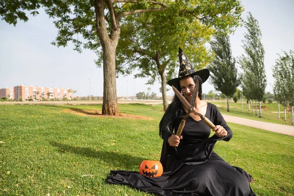 Femme Costume Sorcière Noire Chapeau Avec Une Citrouille Assise Sur — Photo