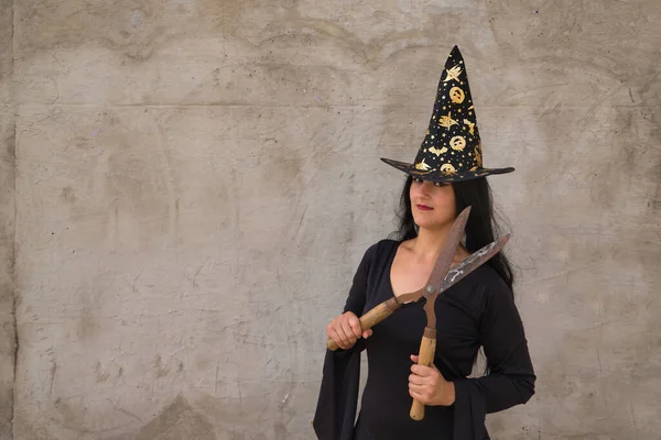 Woman Black Witch Suit Hat Huge Pruning Shears Hands Serious — 스톡 사진