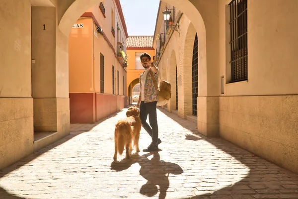 Νεαρός Ισπανός Γενειάδα Και Γυαλιά Ηλίου Χαιρετάει Την Κάμερα Σκύλο — Φωτογραφία Αρχείου