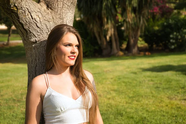 Mooie Jonge Vrouw Blond Blauwe Ogen Leunend Tegen Een Boomstam — Stockfoto