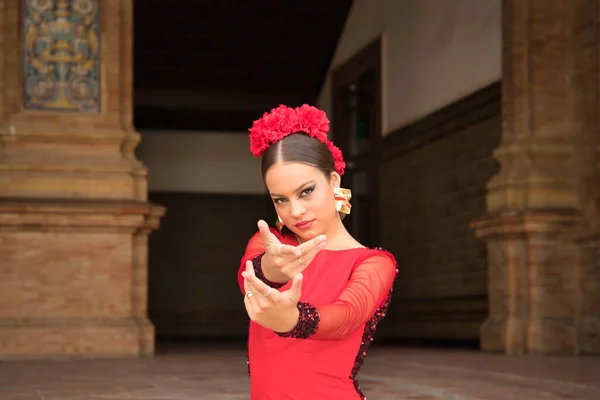Retrato Jovem Adolescente Terno Dança Vermelha Com Babados Cravos Vermelhos — Fotografia de Stock