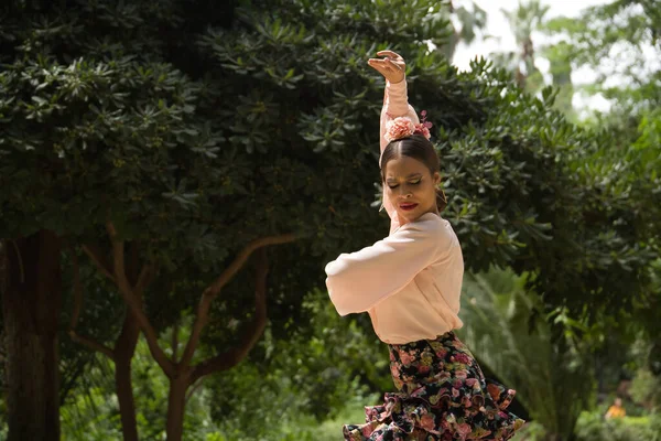 Jovem Adolescente Camisa Rosa Saia Preta Com Flores Cravos Cor — Fotografia de Stock