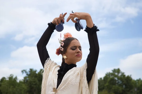 Retrato Jovem Adolescente Vestido Dança Preto Xale Branco Cravos Rosa — Fotografia de Stock